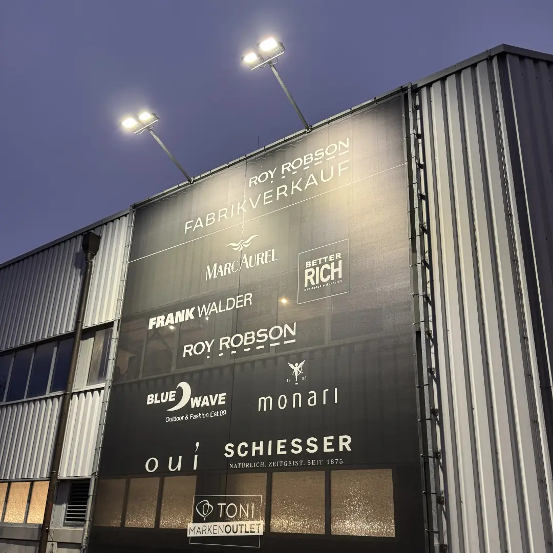 Installation moderner LED Lichtsysteme an Aussenfassade