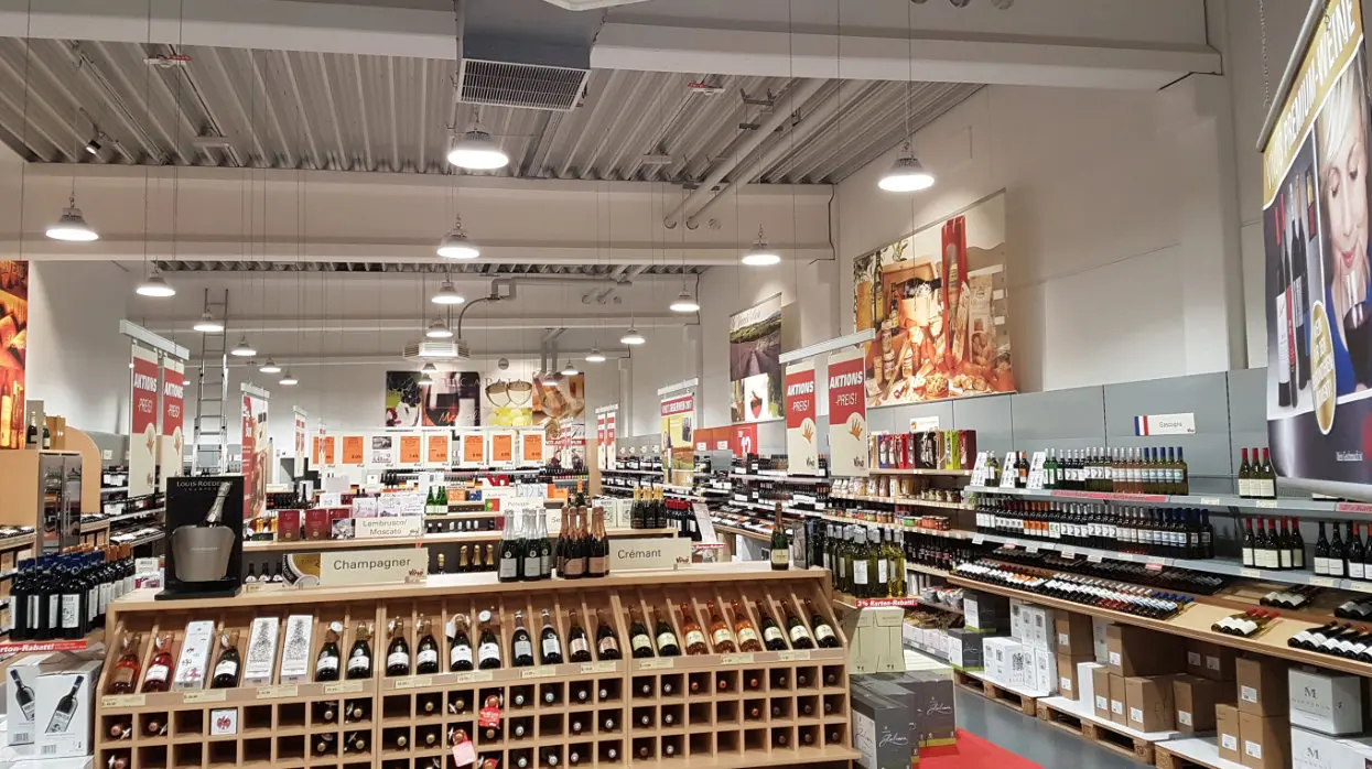 Verkaufsfläche nach Installation moderner LED Lichtsysteme